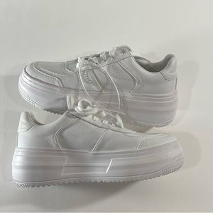 Steve Madden women’s platform tennis shoe. Size 9